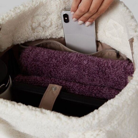 Sherpa Soft Cozy Tote White - Picture 8 of 9